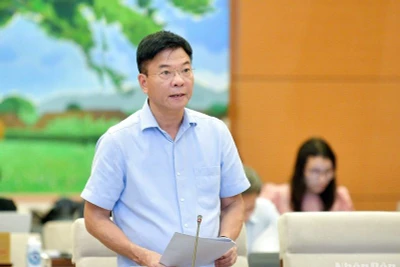 Bộ trưởng Tư pháp Lê Thành Long trình bày tờ trình về dự án Luật sửa đổi, bổ sung một số điều của Luật Đấu giá tài sản. (Ảnh: DUY LINH)