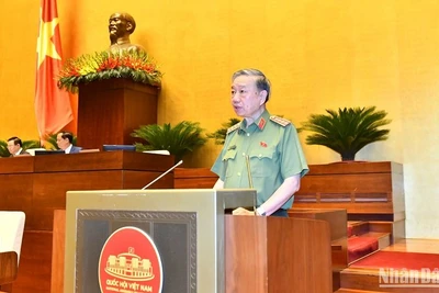 Bộ trưởng Công an Tô Lâm trình bày Tờ trình về dự án Luật sửa đổi, bổ sung một số điều của Luật Công an nhân dân. (Ảnh: ĐĂNG KHOA)