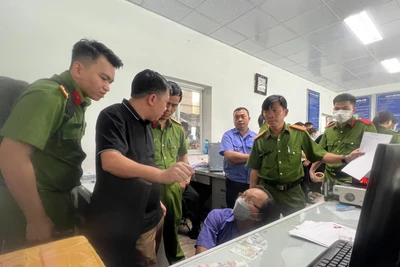 Lực lượng công an khám xét dây chuyền Trung tâm đăng kiểm.