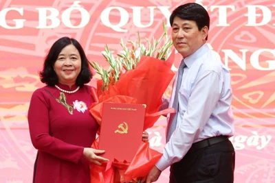 Thường trực Ban Bí thư Lương Cường trao quyết định cho đồng chí Bùi Thị Minh Hoài.