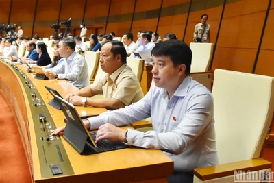 Các đại biểu Quốc hội biểu quyết thông qua Nghị quyết về dự toán ngân sách nhà nước năm 2024. (Ảnh: THỦY NGUYÊN)