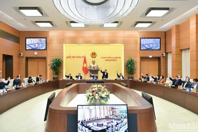 Ủy ban Thường vụ Quốc hội biểu quyết thông qua đề nghị bổ sung một số dự án luật vào Chương trình xây dựng luật, pháp lệnh năm 2024, với tỷ lệ tán thành 100%. (Ảnh: DUY LINH)