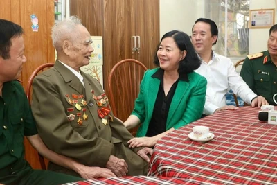 Bí thư Thành uỷ Hà Nội Bùi Thị Minh Hoài trò chuyện với cựu chiến binh Nguyễn Văn Lân.