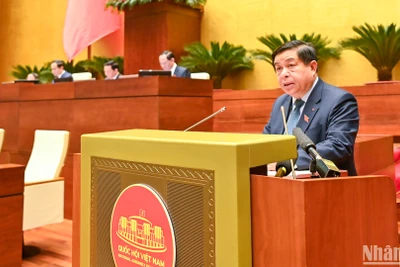 Trình Quốc hội điều chỉnh mục tiêu tăng trưởng GDP năm 2025 đạt 8% trở lên