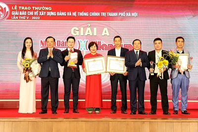 Bí thư Thành ủy Đinh Tiến Dũng và Phó Trưởng ban Thường trực Ban Tuyên giáo Trung ương Lại Xuân Môn trao Giải A cho các tác giả đoạt giải. (Ảnh: Thủy Nguyên)