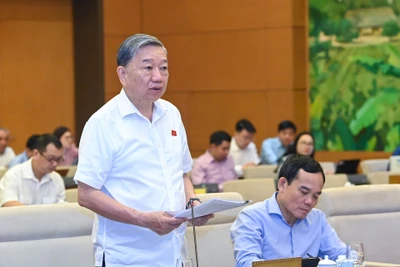 Bộ trưởng Công an Tô Lâm trình bày Tờ trình về dự án Luật Phòng, chống mua bán người (sửa đổi). (Ảnh: DUY LINH)