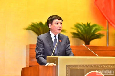 Tổng Thư ký Quốc hội, Chủ nhiệm Văn phòng Quốc hội Bùi Văn Cường trình bày Tờ trình về dự kiến Chương trình giám sát của Quốc hội năm 2024. (Ảnh: ĐĂNG KHOA)