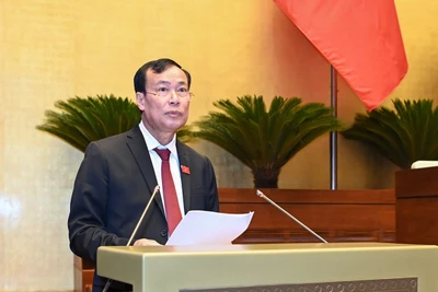 Chủ nhiệm Ủy ban Quốc phòng và An ninh của Quốc hội Lê Tấn Tới báo cáo giải trình, tiếp thu, chỉnh lý dự thảo Luật Căn cước. (Ảnh: DUY LINH)