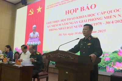 Thiếu tướng Tống Văn Thanh, Phó Cục trưởng Cục Tuyên huấn, Tổng cục Chính trị Quân đội nhân dân Việt Nam phát biểu khai mạc họp báo. (Ảnh: NINH CƠ)