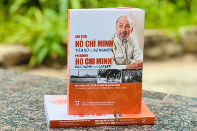 Cuốn sách song ngữ Việt - Anh “Chủ tịch Hồ Chí Minh - Tiểu sử và sự nghiệp”.