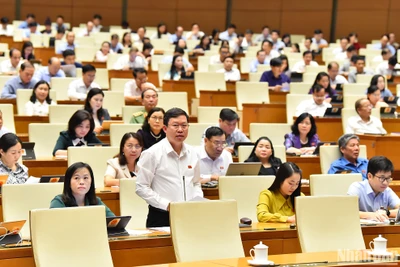 Đại biểu Nguyễn Quốc Luận (Đoàn Yên Bái) phát biểu ý kiến thảo luận ở hội trường chiều 26/10. (Ảnh: THỦY NGUYÊN)