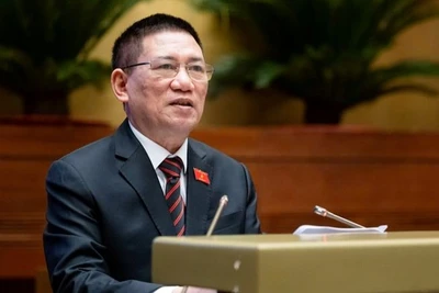 Phó Thủ tướng Chính phủ, Bộ trưởng Tài chính Hồ Đức Phớc trình bày tờ trình.