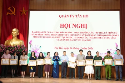 Lãnh đạo Quận ủy Tây Hồ khen thưởng cho những tập thể có thành tích xuất sắc trong việc thực hiện việc mới, việc khó.