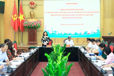 Phó Bí thư Thường trực Thành ủy Hà Nội Nguyễn Thị Tuyến chỉ đạo tại buổi kiểm tra công tác phòng, chống bão ở quận Ba Đình.