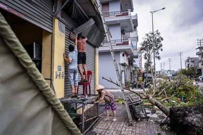 [Ảnh] Người dân Quảng Ninh khẩn trương khắc phục hậu quả sau cơn bão