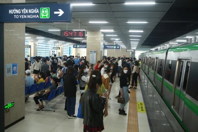 Tàu điện Cát Linh-Hà Đông đã kịp thời khắc phục sự cố để phục vụ hành khách trở lại.