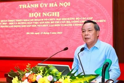 Phó Bí thư Thường trực Thành ủy Hà Nội Nguyễn Văn Phong phát biểu tại hội nghị chiều 13/5.
