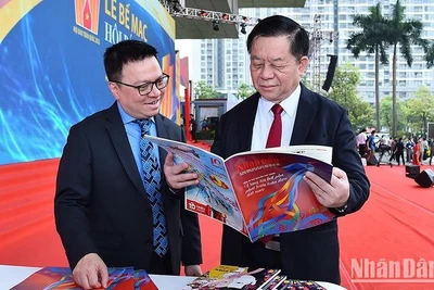 Bí thư Trung ương Đảng, Trưởng Ban Tuyên giáo Trung ương Nguyễn Trọng Nghĩa tham quan gian trưng bày của Báo Nhân Dân tại Hội báo toàn quốc 2022. (Ảnh: THỦY NGUYÊN)