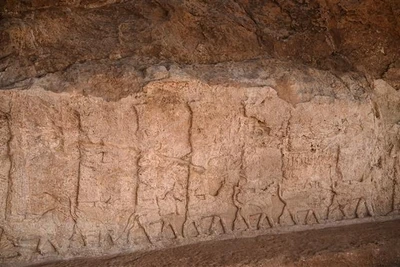 Bức phù điêu chạm khắc trên đá được lồng vào bức tường của một kênh thủy lợi tại Faida, miền cắc Iraq, ngày 16/10/2022. (Ảnh: AFP/TTXVN)