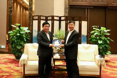 Bộ trưởng Kế hoạch và Đầu tư Nguyễn Chí Dũng và Phó Bí thư Tỉnh ủy, Tỉnh trưởng tỉnh Hải Nam Lưu Tiểu Minh.