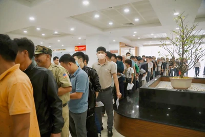 Dù đã có một số quận, huyện tại Hà Nội được uỷ quyền cấp, đổi giấy phép lái xe, nhưng khá đông người dân vẫn đến làm thủ tục tại Sở Giao thông vận tải Hà Nội.