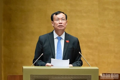 Chủ nhiệm Ủy ban Quốc phòng và An ninh Lê Tấn Tới báo cáo giải trình, tiếp thu, chỉnh lý một số nội dung lớn của dự án Luật Căn cước công dân (sửa đổi). (Ảnh: DUY LINH)