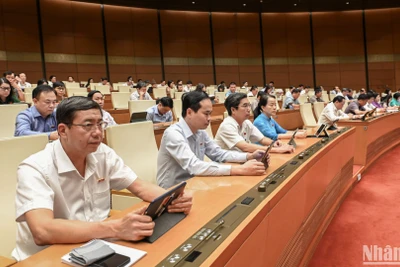 Các đại biểu Quốc hội dự phiên họp ở hội trường chiều 19/5. (Ảnh: BÙI GIANG)