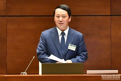 Bộ trưởng, Chủ nhiệm Ủy ban Dân tộc Hầu A Lềnh trả lời chất vấn của đại biểu Quốc hội chiều 6/6. (Ảnh: ĐĂNG KHOA)