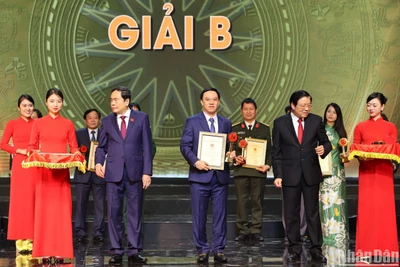 Phó Chủ tịch Thường trực Quốc hội Trần Thanh Mẫn và Trưởng Ban Nội chính Trung ương Phan Đình Trạc trao giải B cho đại diện nhóm tác giả Báo Nhân Dân. (Ảnh: NHẬT QUANG)