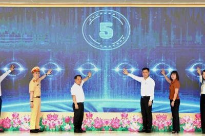 Các đại biểu bấm nút phát động chương trình truyền thông "Vì an toàn giao thông Thủ đô" năm 2024.