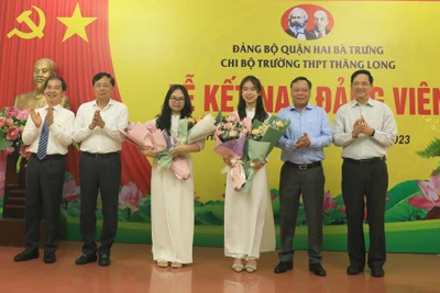 Lãnh đạo Thành ủy Hà Nội chúc mừng hai đảng viên là học sinh THPT được kết nạp tại Trường THPT Thăng Long, quận Hai Bà Trưng.