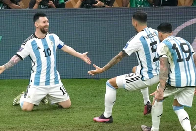 Lionel Messi ăn mừng cùng đồng đội sau khi ghi bàn thắng thứ 3 cho Argentina. (Ảnh: Reuters)