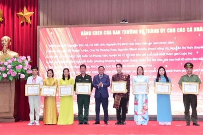 Phó Bí thư Thành ủy Nguyễn Văn Phong trao Bằng khen của Ban Thường vụ Thành ủy cho 10 cá nhân đã có thành tích xuất sắc.