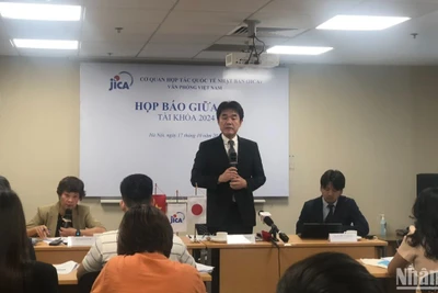 Ông Sugano Yuichi, Trưởng Đại diện JICA tại Việt Nam, chia sẻ tại họp báo. 