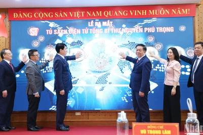 Các đồng chí lãnh đạo Đảng, Nhà nước và đại diện lãnh đạo Nhà xuất bản Chính trị quốc gia Sự thật thực hiện nghi thức ra mắt Tủ sách điện tử Tổng Bí thư Nguyễn Phú Trọng.