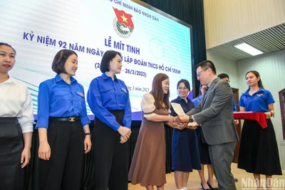 Tổng Biên tập, Bí thư Đảng ủy Báo Nhân Dân Lê Quốc Minh trao quyết định và quà tặng các đồng chí trưởng thành Đoàn. (Ảnh: THÀNH ĐẠT)