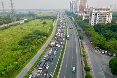 Ô-tô di chuyển rất chậm tại khu vực Pháp Vân hướng về phía trung tâm thành phố.