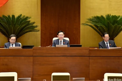 Chủ tịch Quốc hội Vương Đình Huệ điều hành nội dung lấy phiếu tín nhiệm chiều 24/10. (Ảnh: ĐĂNG KHOA)