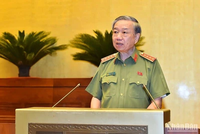 Bộ trưởng Công an Tô Lâm trình bày Tờ trình về dự án Luật tại phiên họp chiều 2/6. (Ảnh: THỦY NGUYÊN)