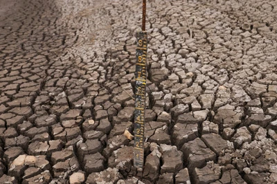 Hồ chứa San Rafael ở La Calera, Colombia trơ đáy, nứt nẻ do hạn hán khắc nghiệt, ngày 8/4/2024. (Ảnh: REUTERS)