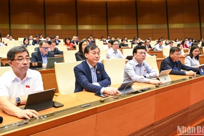 Các đại biểu Quốc hội tiến hành biểu quyết thông qua dự thảo Luật Viễn thông (sửa đổi). (Ảnh: DUY LINH)