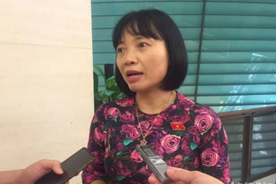 Đại biểu Quốc hội Nguyễn Thị Việt Nga chia sẻ bên hành lang Quốc hội về phiên chất vấn nhóm vấn đề thuộc lĩnh vực khoa học và công nghệ. (Ảnh: VĂN TOẢN)