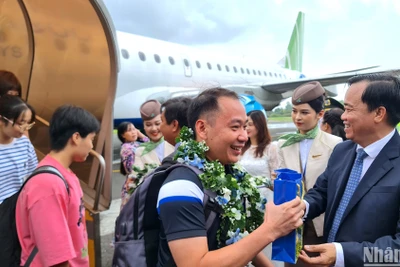 Lãnh đạo tỉnh Cà Mau ra tận nơi chào mừng, tặng quà cho những vị khách đầu tiên trên chuyến bay QH128 của Bamboo Airways.