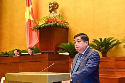 Bộ trưởng Kế hoạch và Đầu tư Nguyễn Chí Dũng trình bày dự thảo Nghị quyết tại phiên họp sáng 26/5. (Ảnh: DUY LINH)