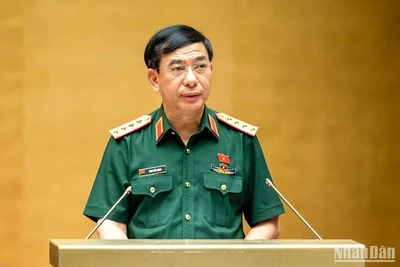 Bộ trưởng Quốc phòng, Đại tướng Phan Văn Giang trình bày Tờ trình về dự án Luật trong phiên họp chiều 26/5. (Ảnh: DUY LINH)