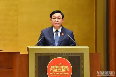 Chủ tịch Quốc hội Vương Đình Huệ phát biểu kết thúc phiên chất vấn Bộ trưởng, Chủ nhiệm Ủy ban Dân tộc Hầu A Lềnh. (Ảnh: THỦY NGUYÊN)