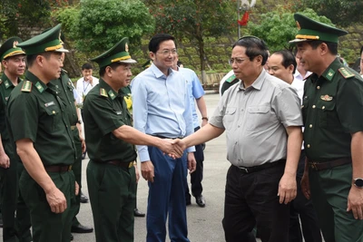 [Ảnh] Thủ tướng thăm các lực lượng làm nhiệm vụ tại Cửa khẩu quốc tế Hữu Nghị 