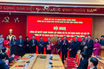 Các đồng chí Trần Cẩm Tú và Nguyễn Trọng nghĩa chúc mừng tập thể Ban Chấp hành Đảng bộ Cơ quan Tuyên giáo và Dân vận Trung ương