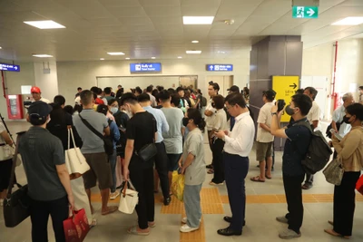 Người dân xếp hàng chờ đến lượt trải nghiệm tàu điện Nhổn-ga Hà Nội.