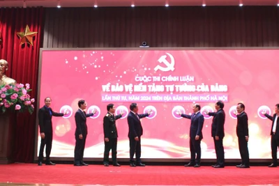 Các đại biểu nhấn nút phát động cuộc thi năm 2024.